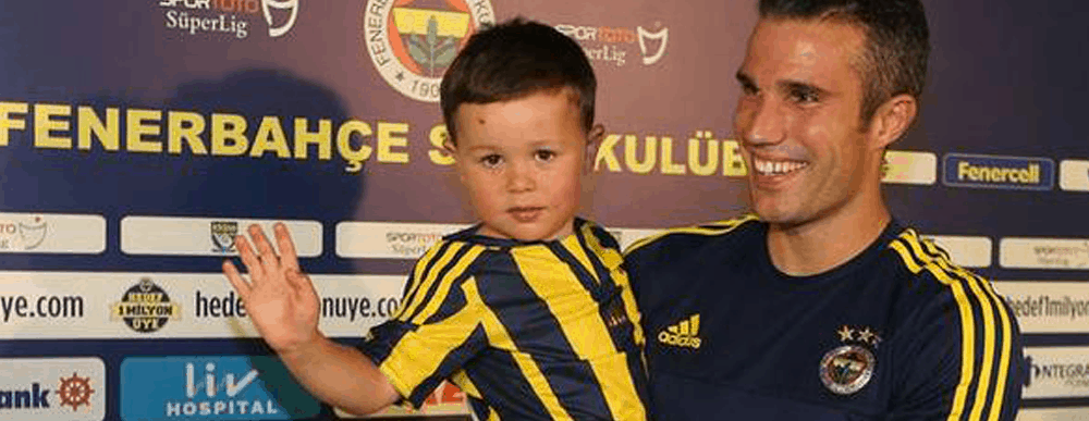 Tearful 4-Year-Old Fan Meets Van Persie, van persie, louis diamond, digital boom