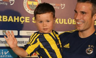 Tearful 4-Year-Old Fan Meets Van Persie, van persie, louis diamond, digital boom