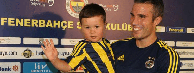 Tearful 4-Year-Old Fan Meets Van Persie, van persie, louis diamond, digital boom