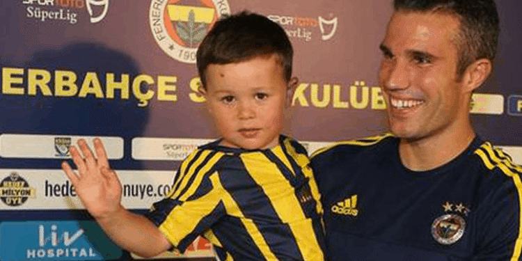 Tearful 4-Year-Old Fan Meets Van Persie, van persie, louis diamond, digital boom