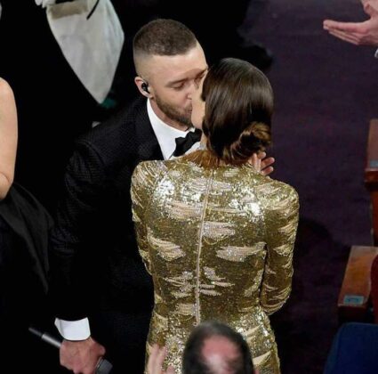 Justin Timberlake kisses his wife on red carpet