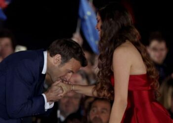 Who's the Egyptian Opera singer who Macron kissed her hand on stage?