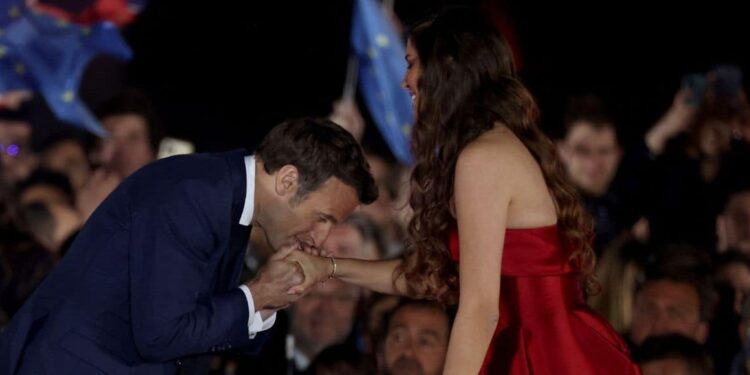 Who's the Egyptian Opera singer who Macron kissed her hand on stage?
