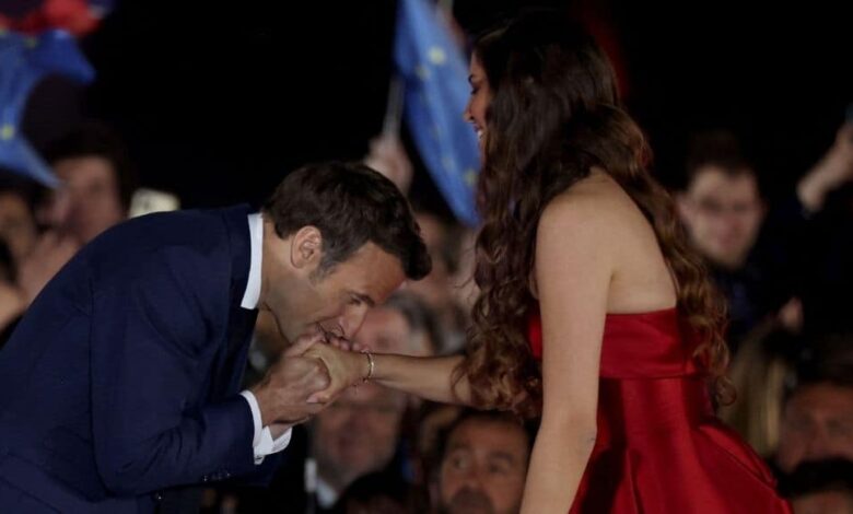 Who's the Egyptian Opera singer who Macron kissed her hand on stage?